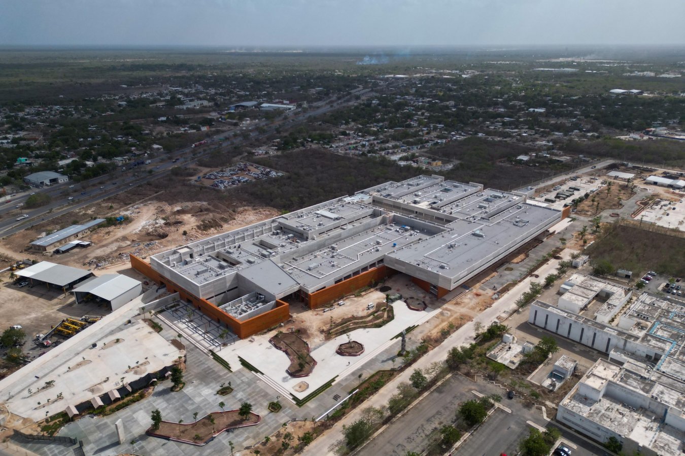Supervisan avances del nuevo Hospital O’Horán, el más grande del sureste