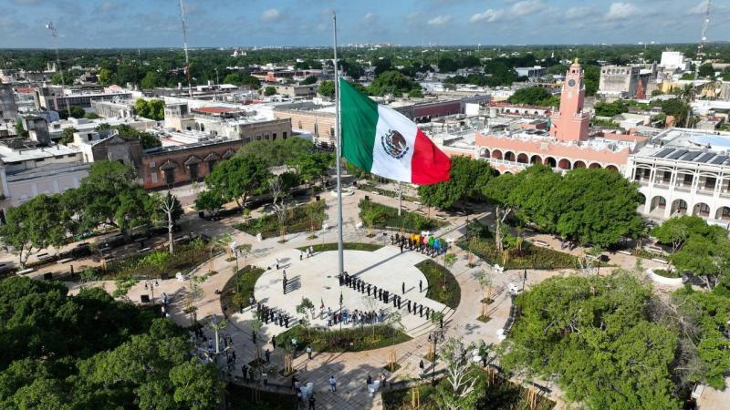 Entregan la Renovación de la Plaza Grande de Mérida